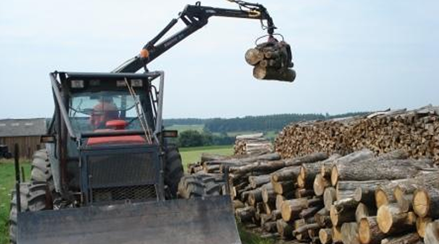 BOIS NORD: Lossen hout met tractor